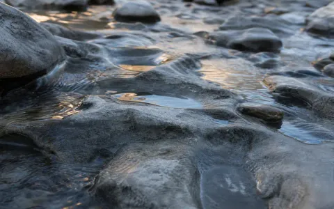 Le domande giuste scavano. Le altre riempiono il tempo